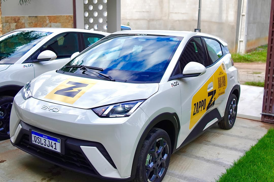 Carro elétrico da frota ZAPPO com a marca no capô e na porta