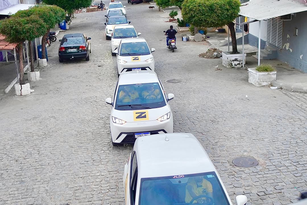 Comboio de carros elétricos da ZAPPO nas ruas de São Bento – PB